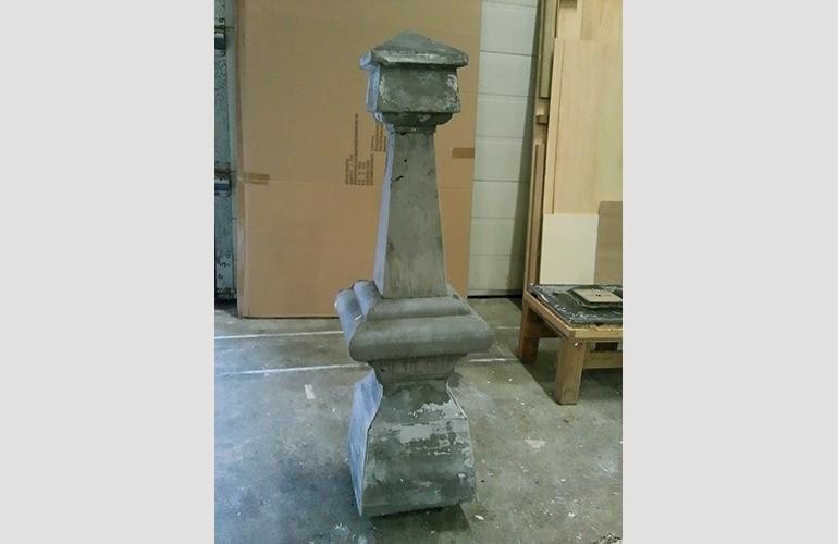 Betonornament als makelaar is afgegoten en uitgehard.