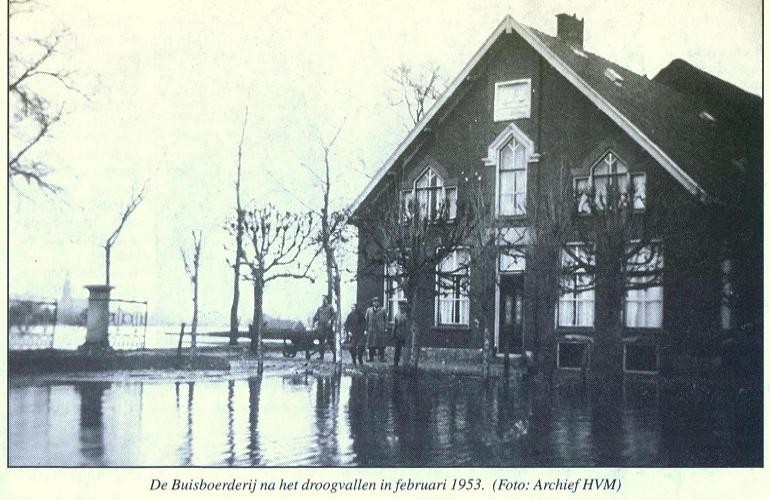 De Buisboerderij in Maassluis in 1953. De woning werd door de watersnoodramp erg beschadigd, maar overleefde het water.