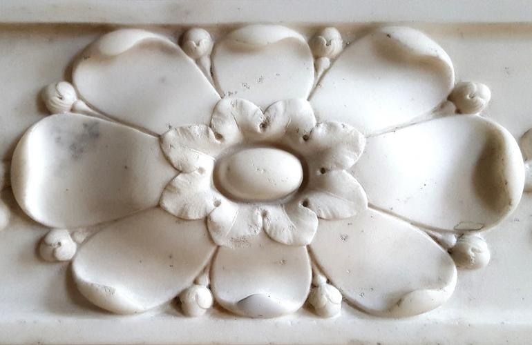 Carrara marmeren rozet na restauratie