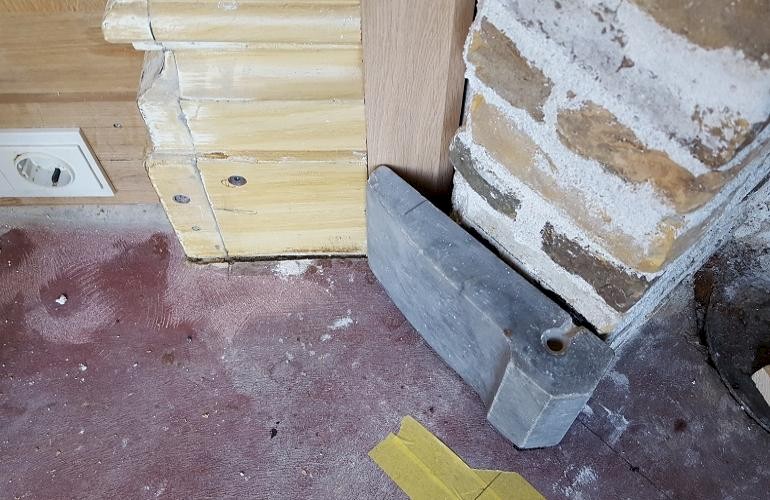 Marmeren neut zetten tegen de nieuwe pilaster.