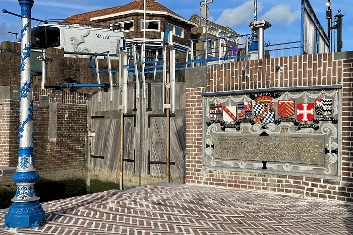 De wapentableau in de kademuur van de Monsterse Sluis