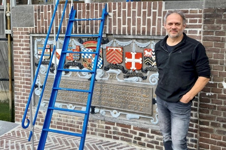 Zoltan vóór de restauratie van de gevelsteen