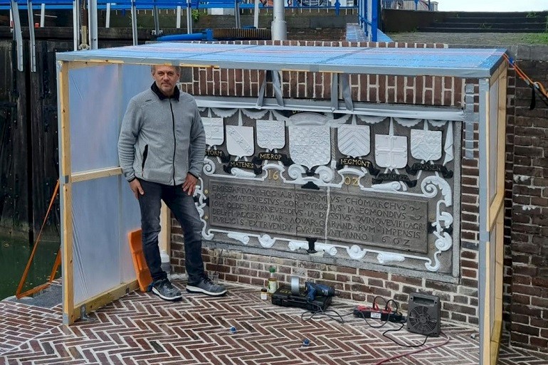 Zoltan tijdens werk aan de wapentableau van de Monsterse Sluis