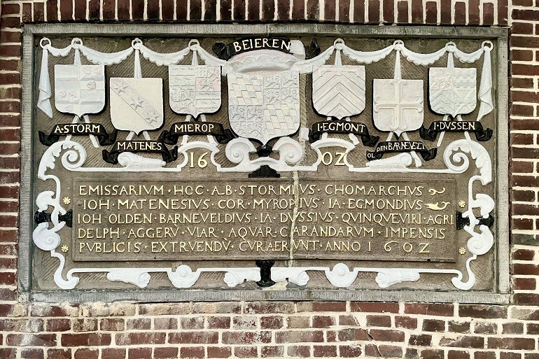 Bladgoud letters op natuursteen
