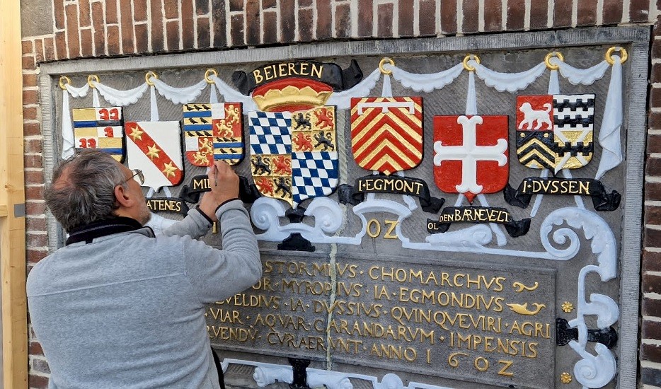 Zoltan Varro tijdens schilderwerk op monument