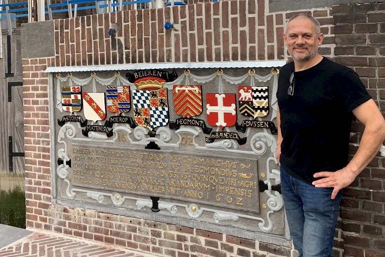 Zoltan met de voltooide restauratie van deze historische gevelsteen