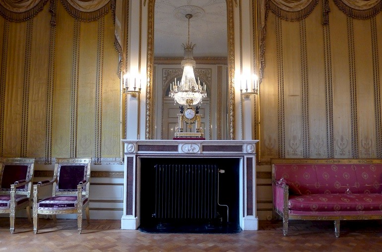 Empire schouw restauratie in de Gouden kamer in Huis Barnaart te Haarlem.