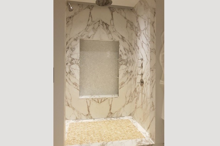 Carrara Bianco Calacatta douche wanden en onyx vloer.