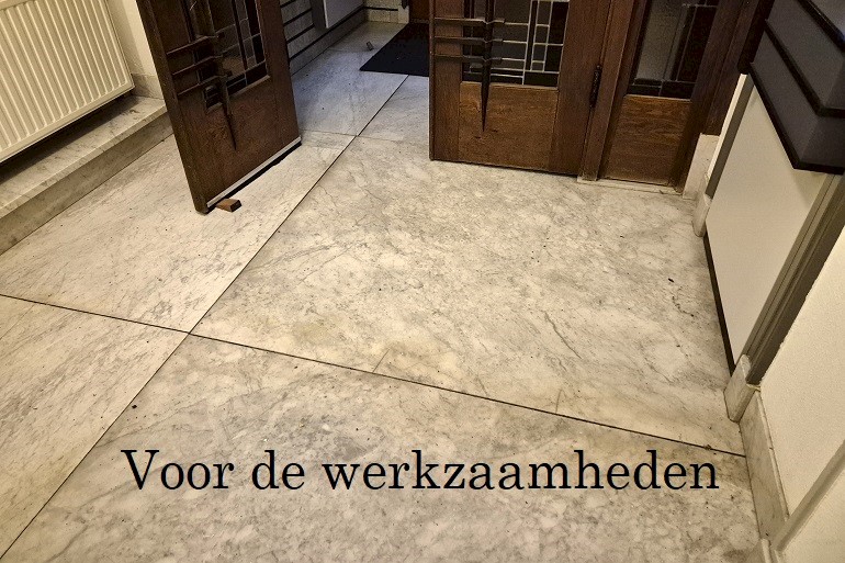 Carrara marmer vloerplaten restauratie, voor de werkzaamheden.