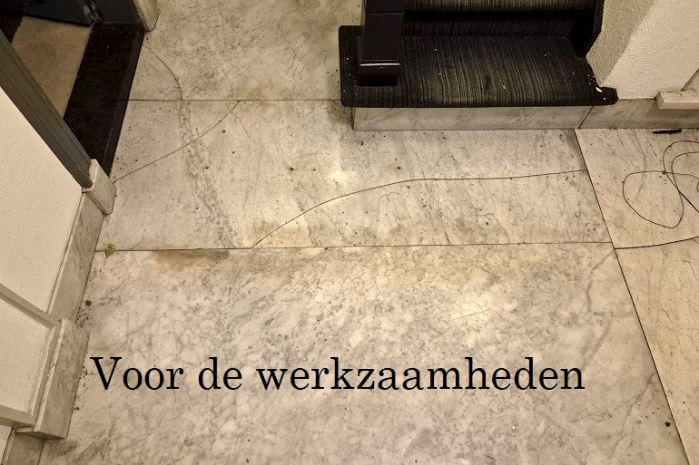 Gebroken marmer vloer reparatie, voor de werkzaamheden.
