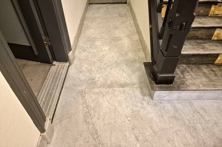 Marmer gangvloer restauratie.