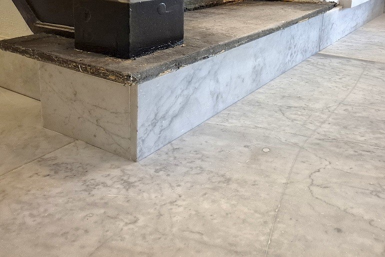 Marmer plint reparatie.