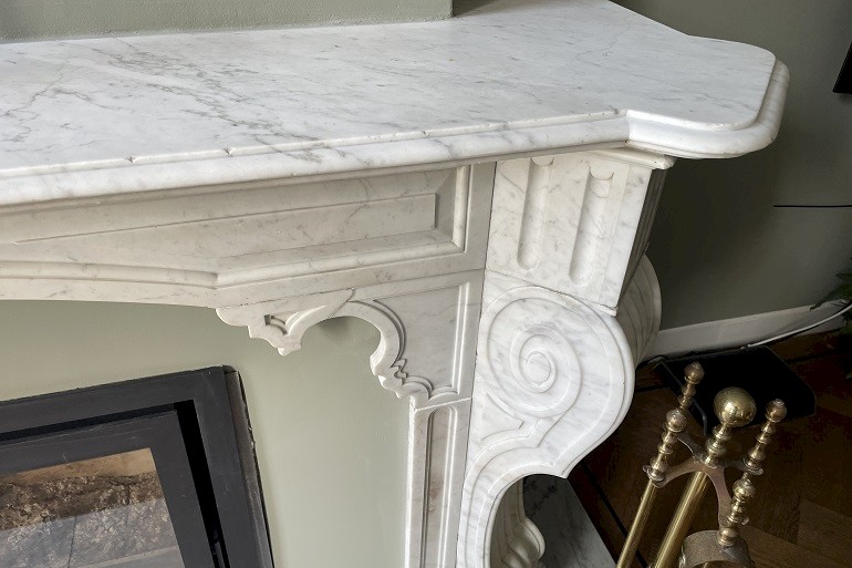 Witmarmer schouw restauratie, herstel breuken en verwijderen van vervuiling.