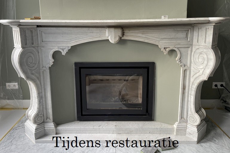 Verwijderen van vervuiling van het marmer. Linker kant al schoongemaakt, rechts nog niet schoon.