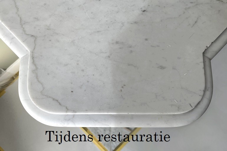 Vervuiling verwijderen van de oppervlakte van wit marmer.