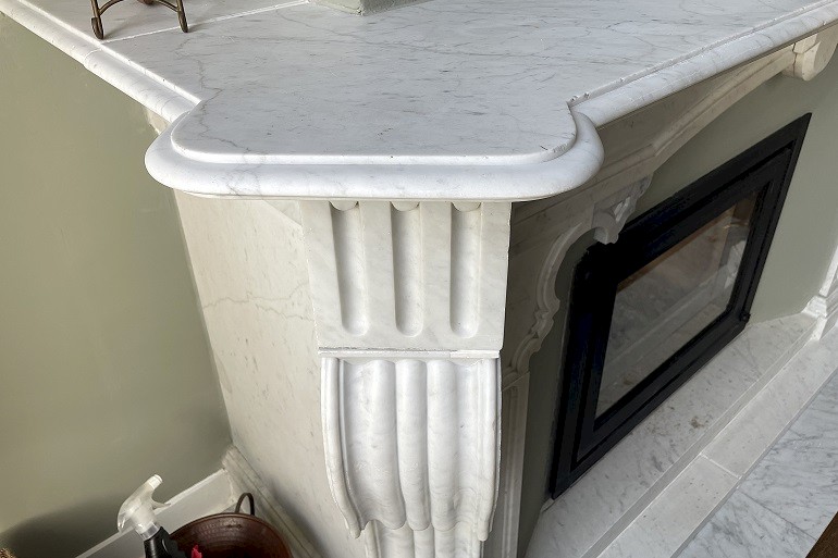 Donker zoeten marmeren Carrara schouw.