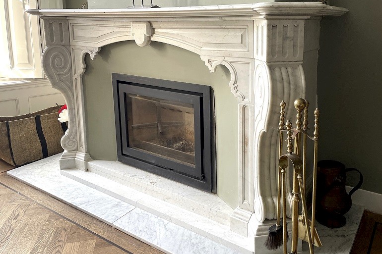 Witmarmer schouw polijsten , met de hand op locatie.