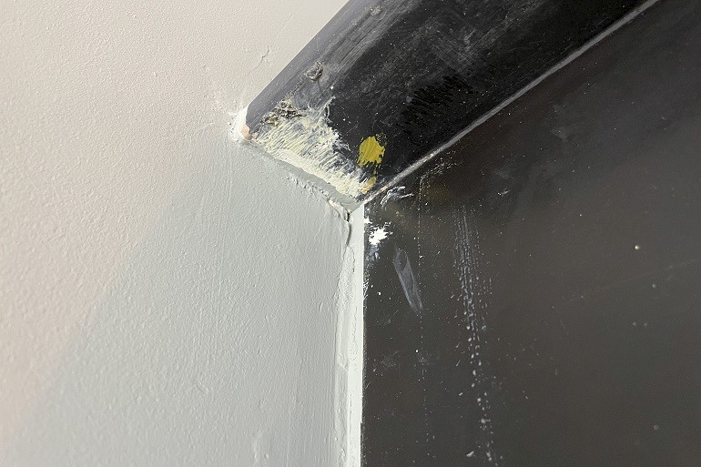 Noir de Mazy schouw, verwijderen van oude was.