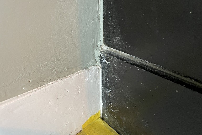 Noir de Mazy schouw, verwijderen van verf en kit resten.